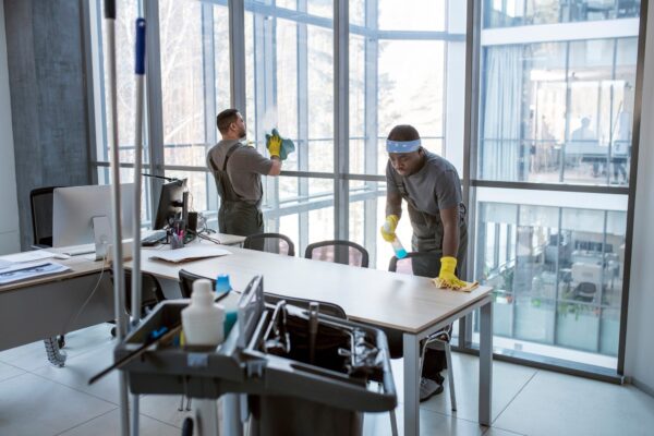 Nettoyage professionnel des sols dans un bureau parisien