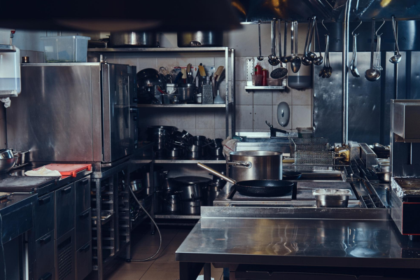 Nettoyage professionnel des cuisines de restaurant à Paris avec PN Line, incluant le nettoyage des hottes, plans de travail et équipements.