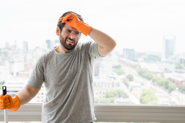 Professionnel en train de nettoyer un appartement à Paris avant l’état des lieux pour un nettoyage de fin de bail complet